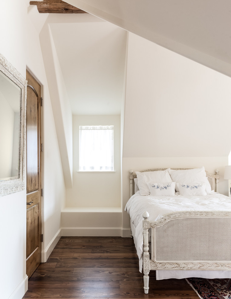 На фото: спальня в средиземноморском стиле с белыми стенами и темным паркетным полом