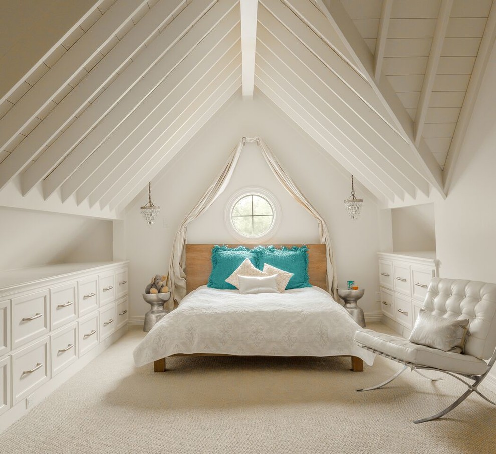 Foto de dormitorio principal mediterráneo sin chimenea con paredes blancas, moqueta y suelo beige