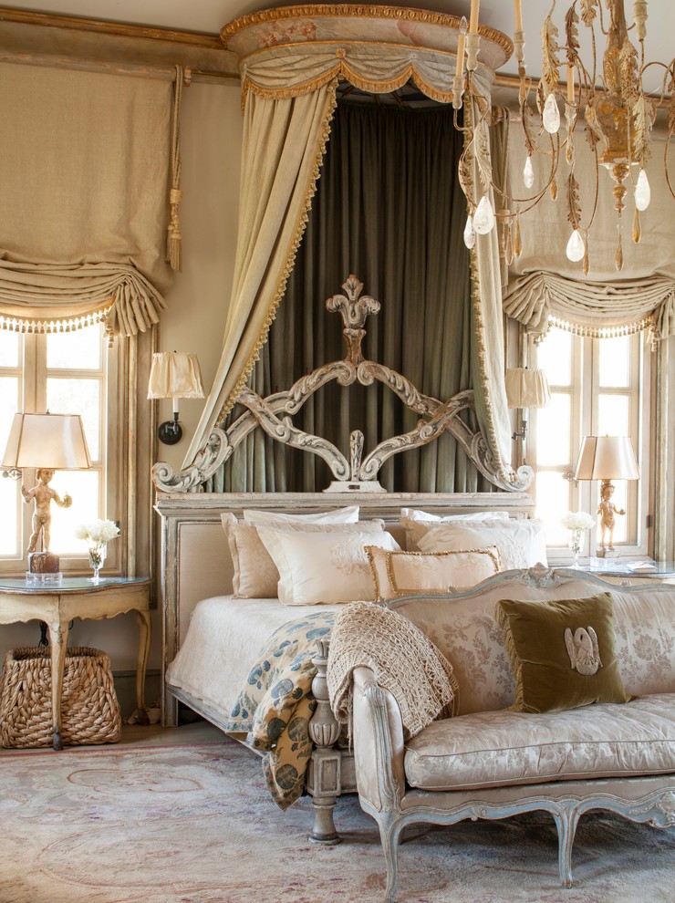 Immagine di una camera matrimoniale mediterranea con pareti beige e moquette