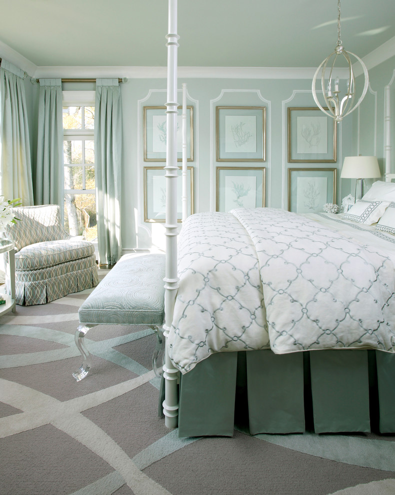 Mediterranes Schlafzimmer mit grüner Wandfarbe und Teppichboden in Little Rock