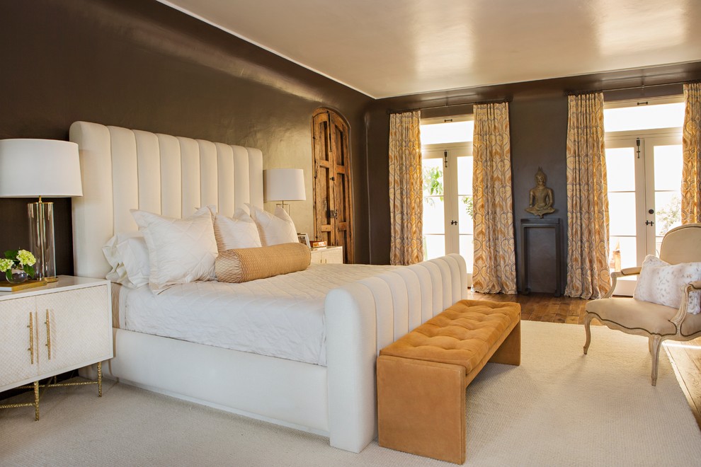 Mediterranes Schlafzimmer mit brauner Wandfarbe und dunklem Holzboden in San Diego