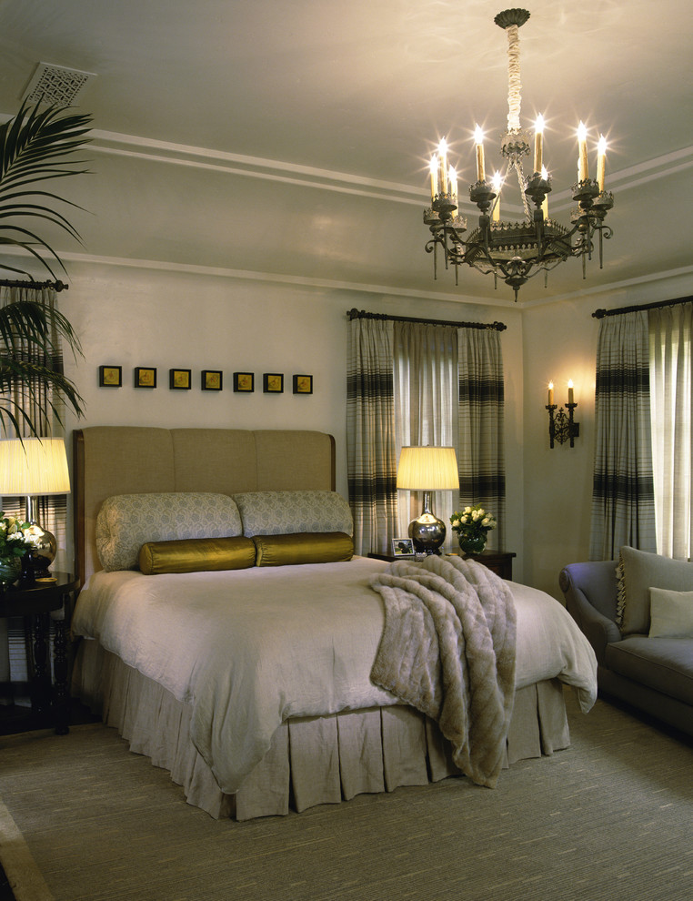 Стильный дизайн: спальня в средиземноморском стиле с бежевыми стенами - последний тренд