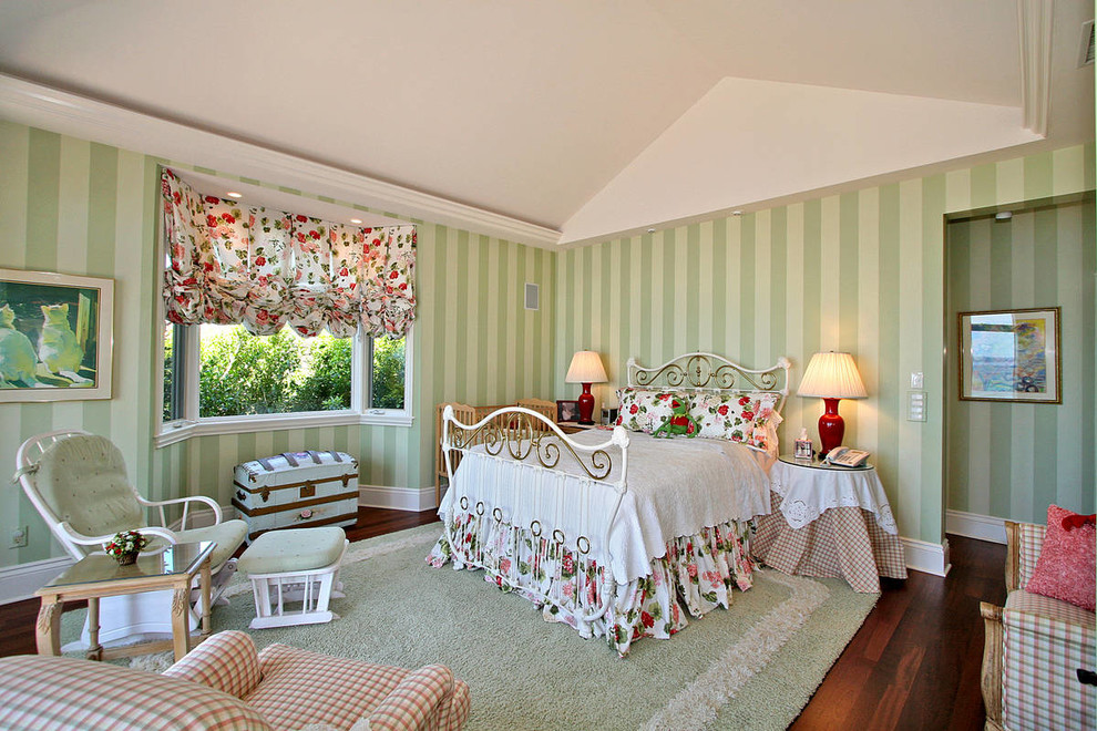 Diseño de dormitorio clásico con paredes multicolor y suelo de madera oscura