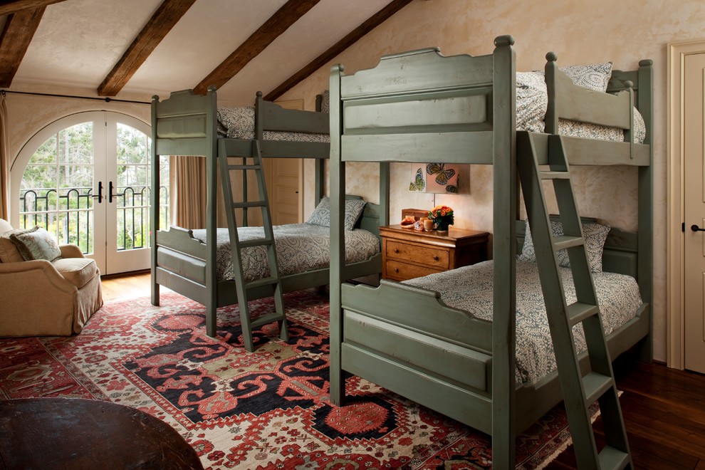 Foto de habitación de invitados mediterránea de tamaño medio sin chimenea con paredes beige y suelo de madera oscura