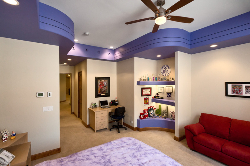 На фото: большая гостевая спальня (комната для гостей) в стиле модернизм с фиолетовыми стенами и ковровым покрытием