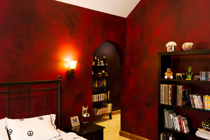 Aménagement d'une chambre méditerranéenne de taille moyenne avec un mur rouge.