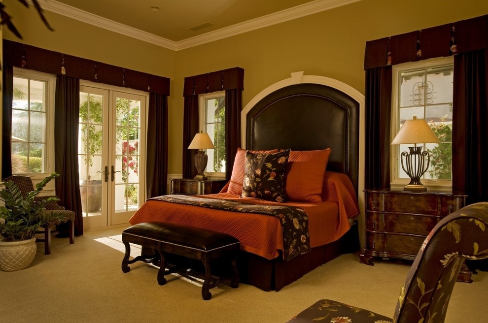 Стильный дизайн: хозяйская спальня среднего размера в средиземноморском стиле с зелеными стенами и ковровым покрытием - последний тренд