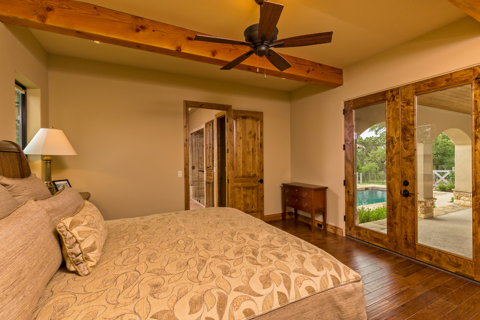 Modelo de dormitorio principal mediterráneo de tamaño medio con paredes beige y suelo de madera en tonos medios