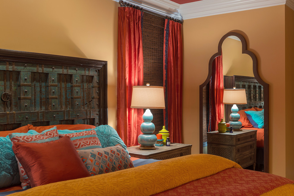 Foto de dormitorio principal mediterráneo con suelo de madera en tonos medios
