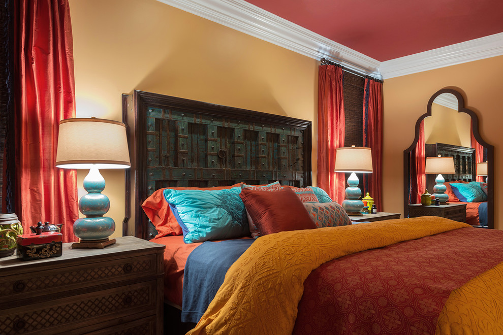 セントルイスにある中くらいな地中海スタイルのおしゃれな主寝室 (無垢フローリング、オレンジの壁、茶色い床、暖炉なし) のインテリア