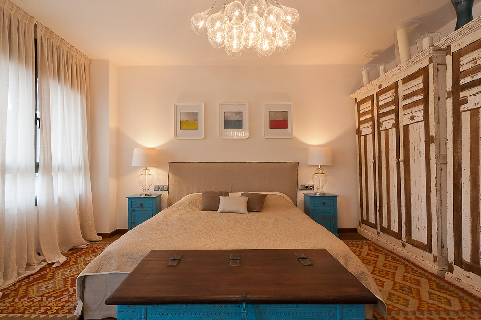 Mittelgroßes Modernes Gästezimmer mit weißer Wandfarbe und braunem Holzboden in Barcelona