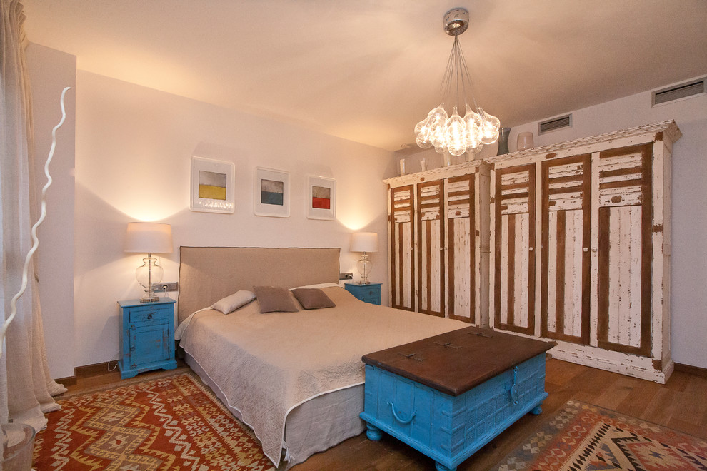 Источник вдохновения для домашнего уюта: спальня среднего размера в стиле рустика с паркетным полом среднего тона