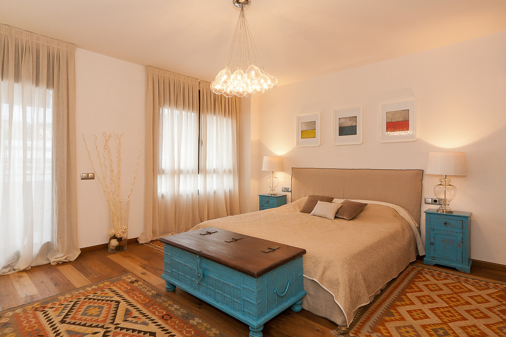 На фото: гостевая спальня среднего размера, (комната для гостей) в стиле неоклассика (современная классика) с белыми стенами и паркетным полом среднего тона с