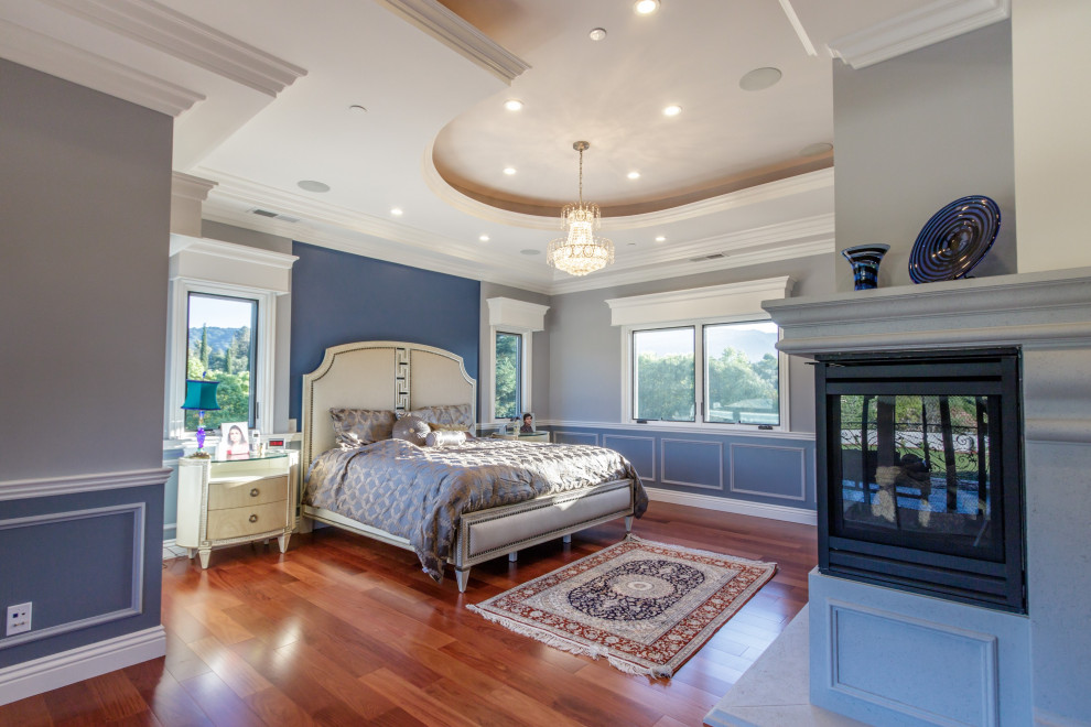 サンフランシスコにある地中海スタイルのおしゃれな主寝室 (青い壁、塗装フローリング)