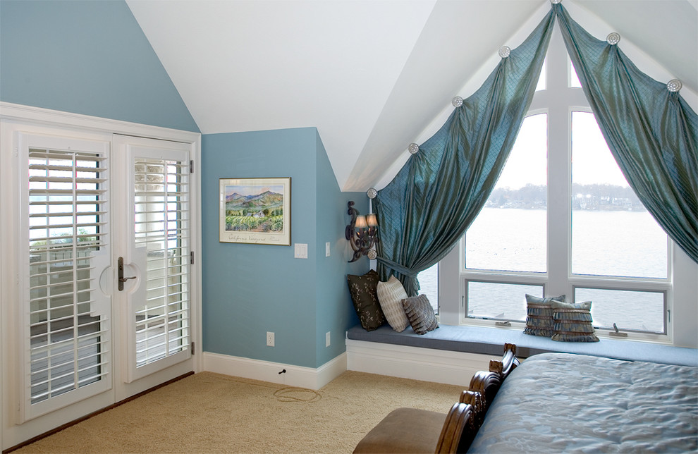 Свежая идея для дизайна: большая хозяйская спальня в средиземноморском стиле с синими стенами и ковровым покрытием без камина - отличное фото интерьера