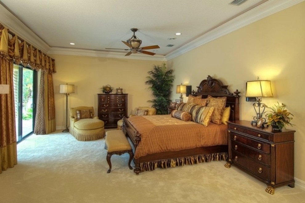 На фото: большая хозяйская спальня в средиземноморском стиле с бежевыми стенами, ковровым покрытием и бежевым полом без камина