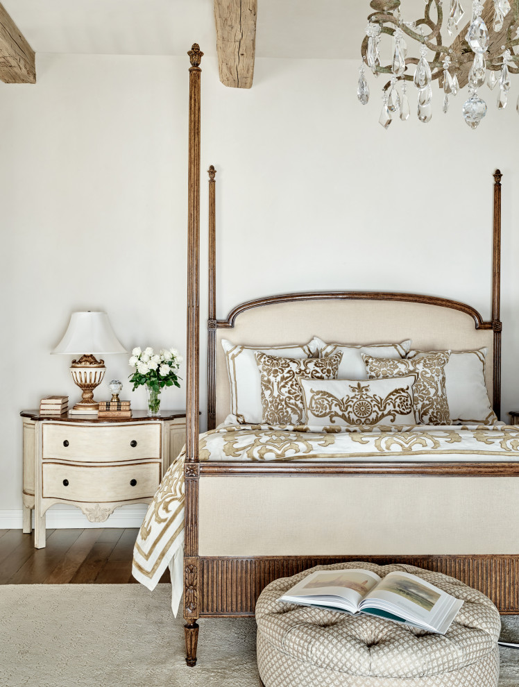 フェニックスにある地中海スタイルのおしゃれな寝室 (白い壁、濃色無垢フローリング、茶色い床、表し梁) のレイアウト