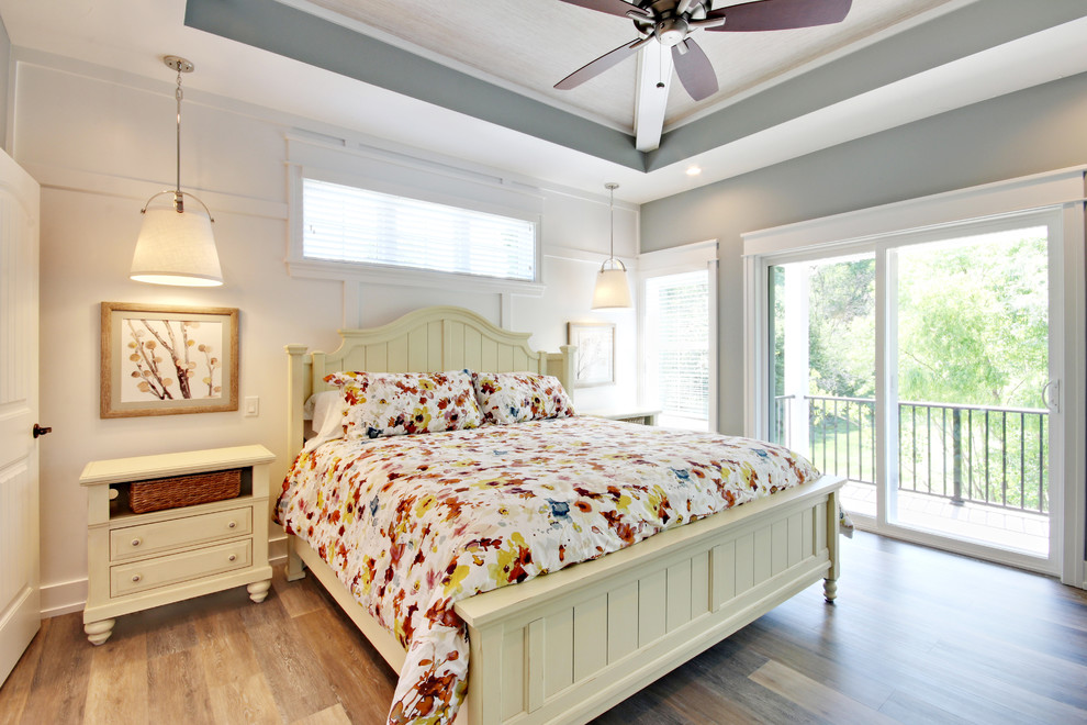 Immagine di una camera da letto classica con pareti grigie, pavimento in legno massello medio e pavimento marrone