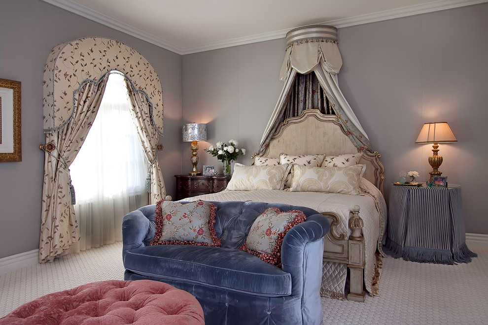 На фото: хозяйская спальня в классическом стиле с серыми стенами, ковровым покрытием и бежевым полом без камина с