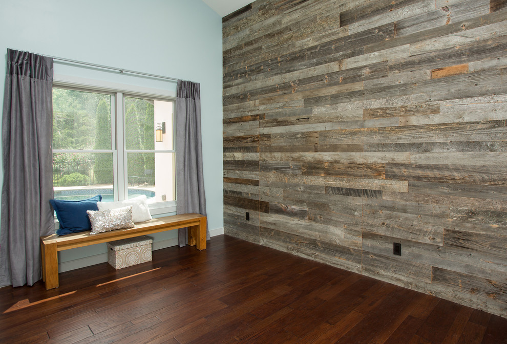 ワシントンD.C.にある広い地中海スタイルのおしゃれな主寝室 (青い壁、茶色い床)