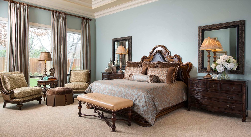 Идея дизайна: большая хозяйская спальня в средиземноморском стиле с синими стенами и ковровым покрытием