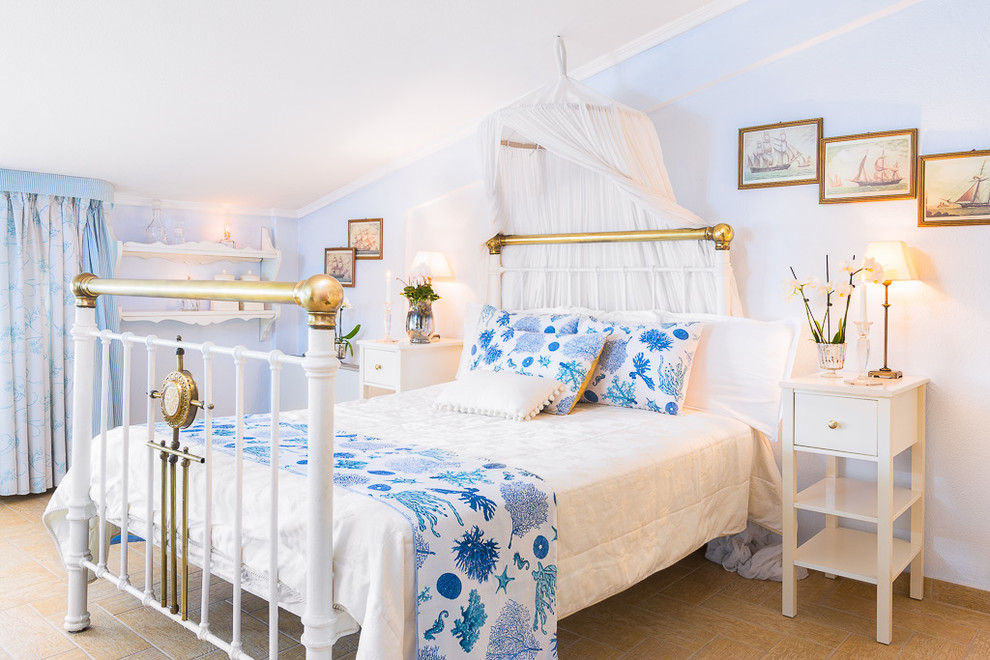 На фото: гостевая спальня (комната для гостей) в морском стиле с синими стенами и коричневым полом с