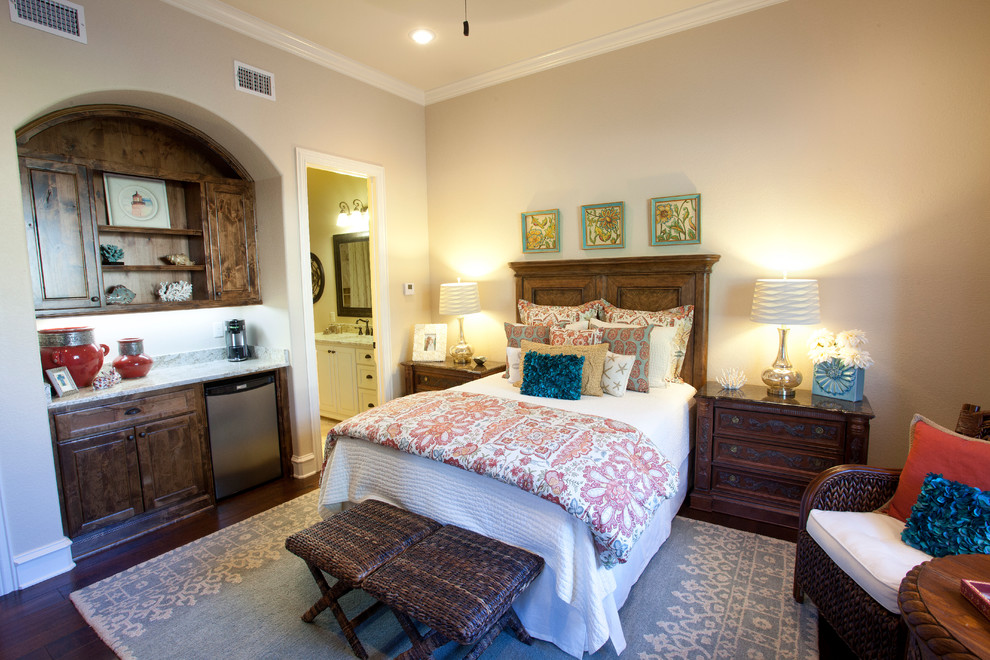 Foto de habitación de invitados mediterránea de tamaño medio sin chimenea con paredes beige, suelo de madera oscura y suelo marrón