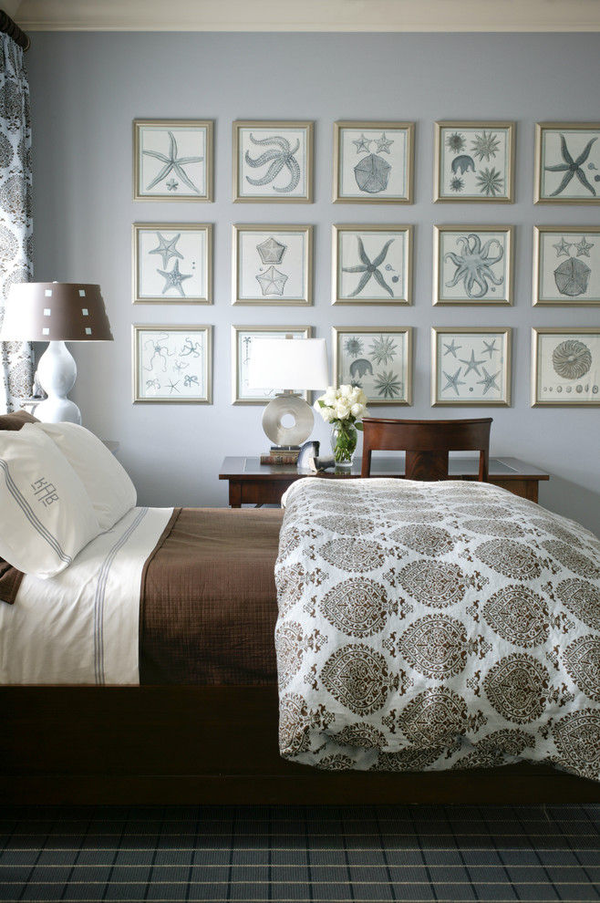 Стильный дизайн: спальня в морском стиле с синими стенами - последний тренд