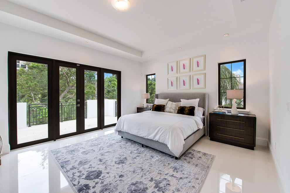 Foto di una camera da letto design con pareti bianche e pavimento bianco