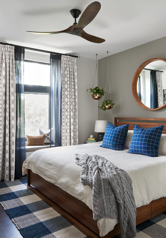 トロントにある中くらいなトランジショナルスタイルのおしゃれな主寝室 (ベージュの壁、濃色無垢フローリング、茶色い床、グレーとブラウン) のレイアウト