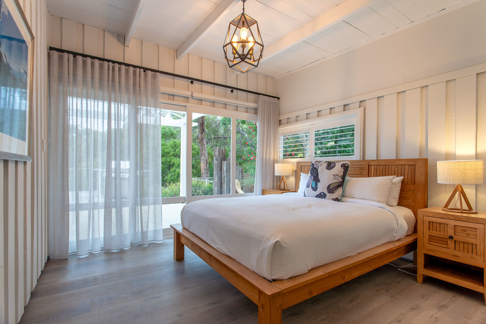 Maritimes Schlafzimmer mit weißer Wandfarbe, hellem Holzboden und beigem Boden in Perth