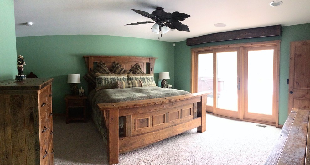 他の地域にある中くらいなラスティックスタイルのおしゃれな客用寝室 (緑の壁、カーペット敷き、暖炉なし、ベージュの床)
