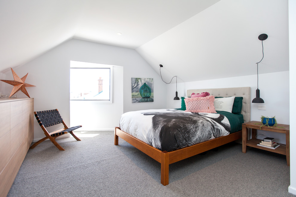 На фото: гостевая спальня среднего размера, (комната для гостей) в современном стиле с ковровым покрытием, серым полом и белыми стенами без камина с
