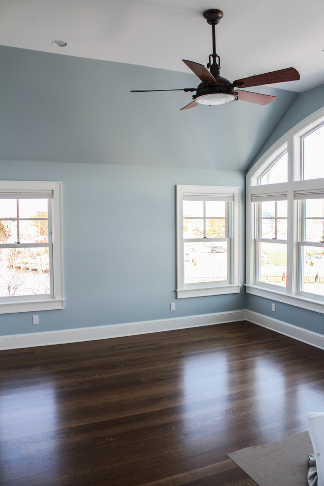 Foto di una grande camera da letto stile loft stile marinaro con pareti blu, pavimento in legno massello medio e nessun camino