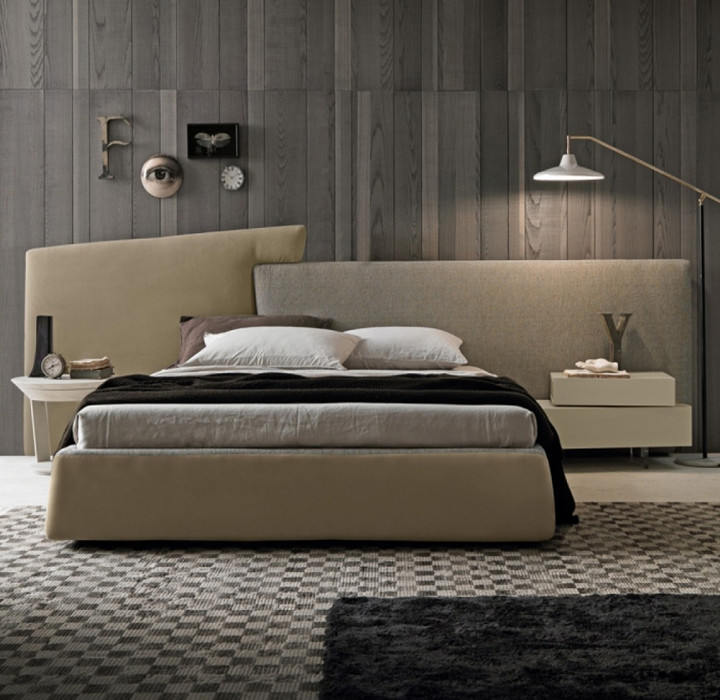 Пример оригинального дизайна: большая хозяйская спальня в современном стиле с белыми стенами и серым полом