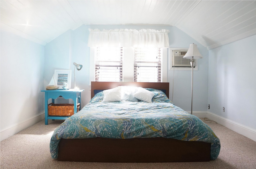 На фото: гостевая спальня среднего размера, (комната для гостей) в морском стиле с синими стенами и ковровым покрытием