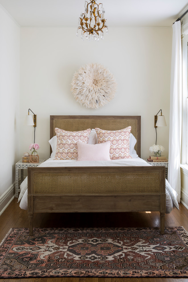 Imagen de dormitorio principal tradicional renovado sin chimenea con paredes blancas y suelo de madera en tonos medios
