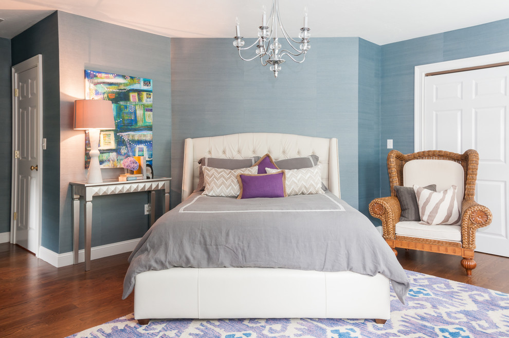 Klassisches Schlafzimmer mit blauer Wandfarbe und dunklem Holzboden in Boston