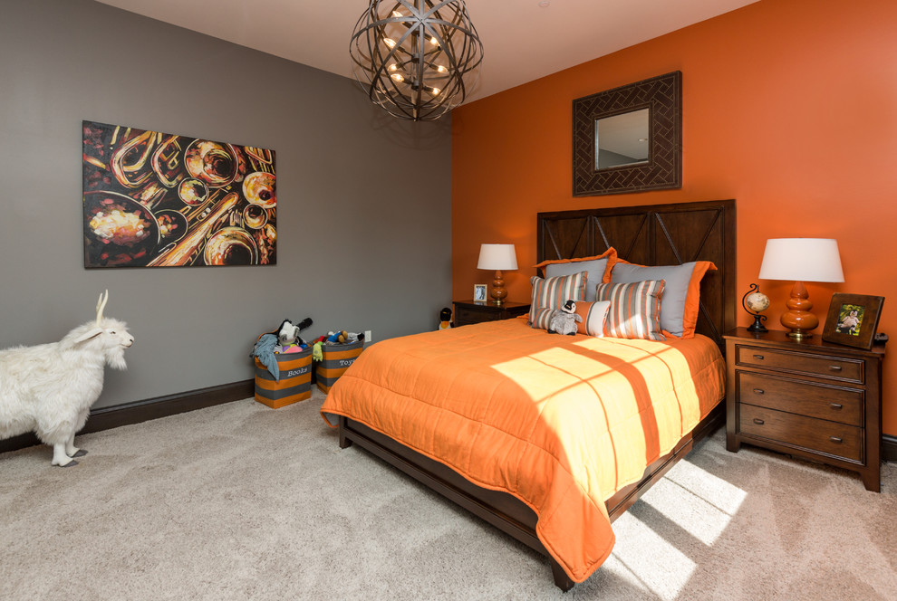 Idée de décoration pour une chambre avec un mur orange.