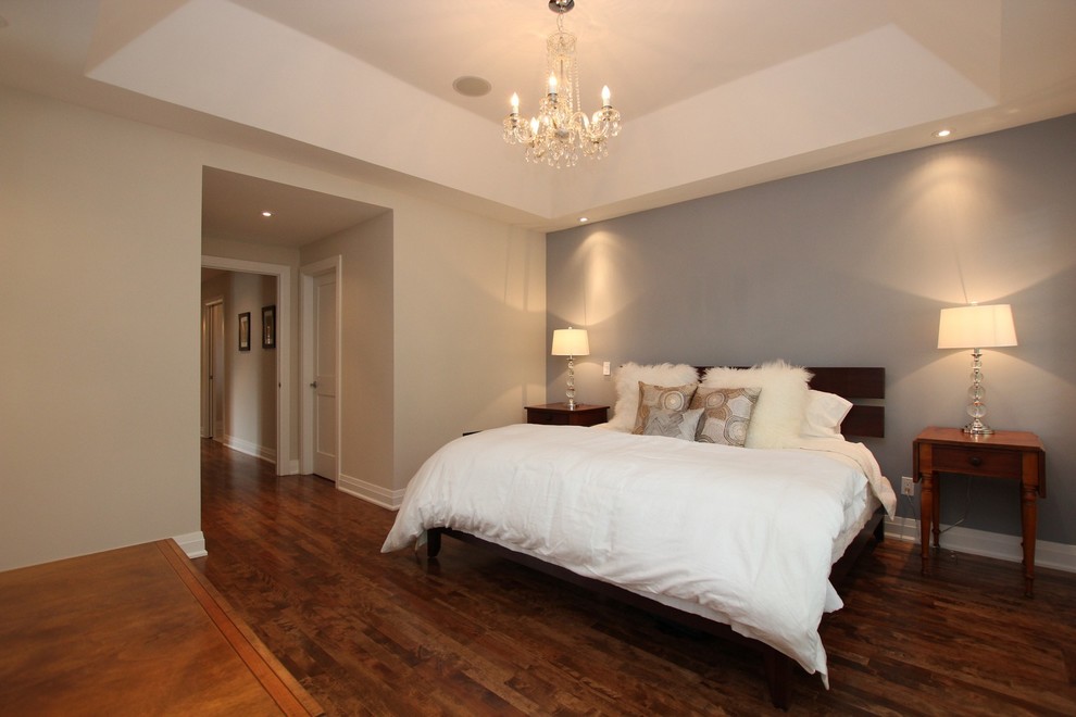 Пример оригинального дизайна: хозяйская спальня среднего размера в классическом стиле с синими стенами, паркетным полом среднего тона и коричневым полом без камина
