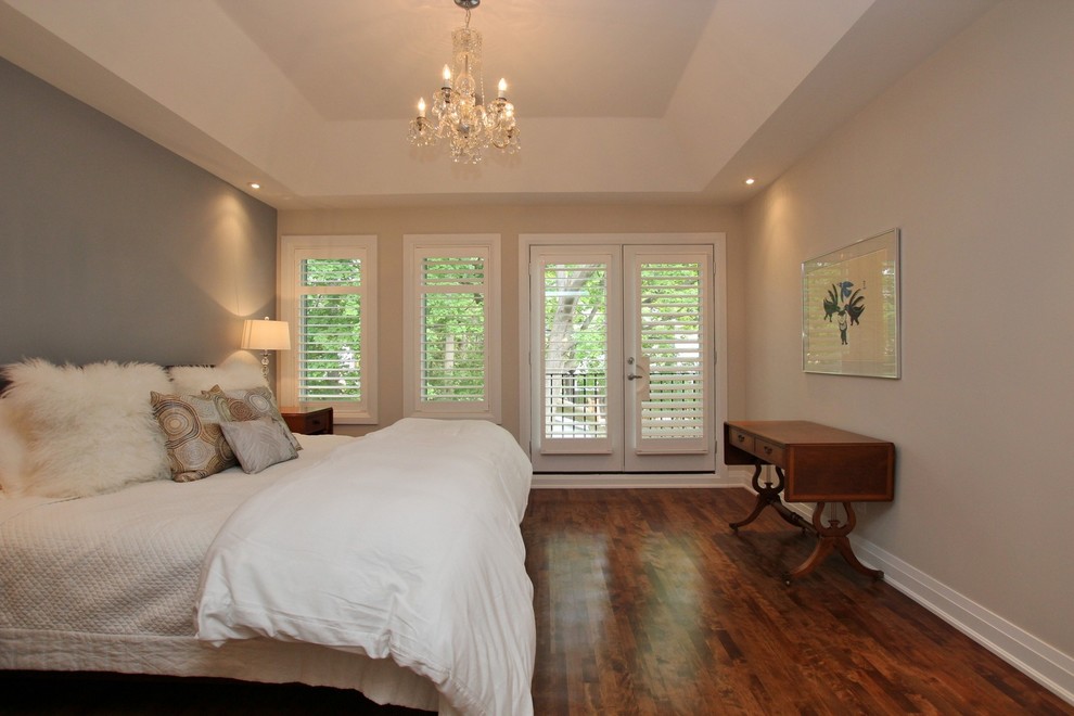 Mittelgroßes Klassisches Hauptschlafzimmer ohne Kamin mit weißer Wandfarbe, braunem Holzboden und braunem Boden in Ottawa