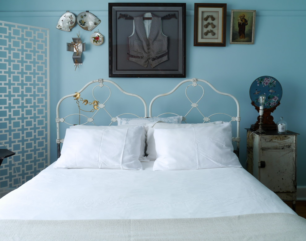 Exempel på ett shabby chic-inspirerat sovrum, med blå väggar