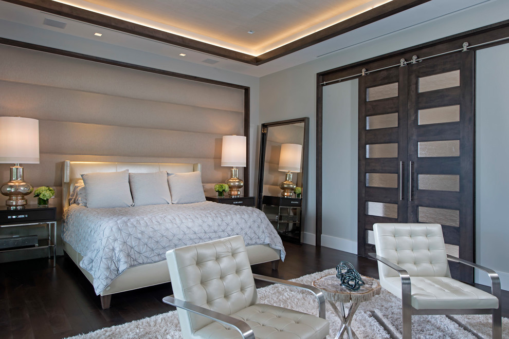 Diseño de habitación de invitados actual con paredes grises, suelo de madera oscura y suelo gris