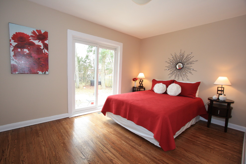 Foto de habitación de invitados contemporánea sin chimenea con paredes beige y suelo de madera oscura