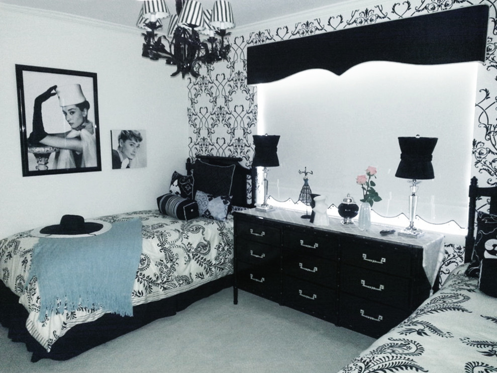 Idee per una camera degli ospiti boho chic di medie dimensioni con pareti bianche e moquette