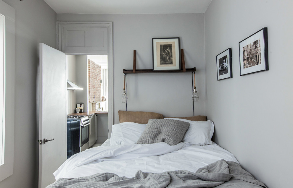 ニューヨークにある小さなエクレクティックスタイルのおしゃれな主寝室 (グレーの壁、無垢フローリング、暖炉なし) のレイアウト