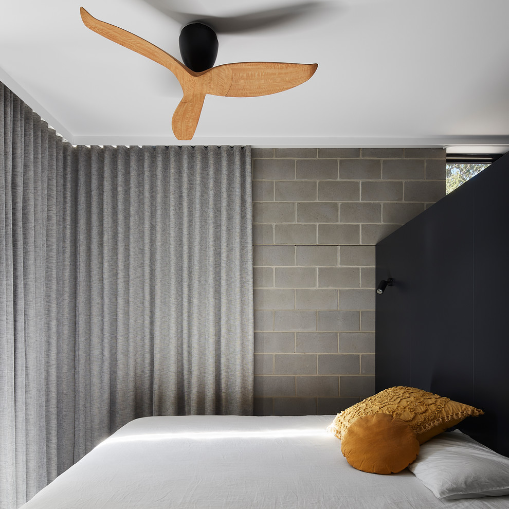 Diseño de dormitorio principal minimalista de tamaño medio con paredes grises, moqueta y suelo gris