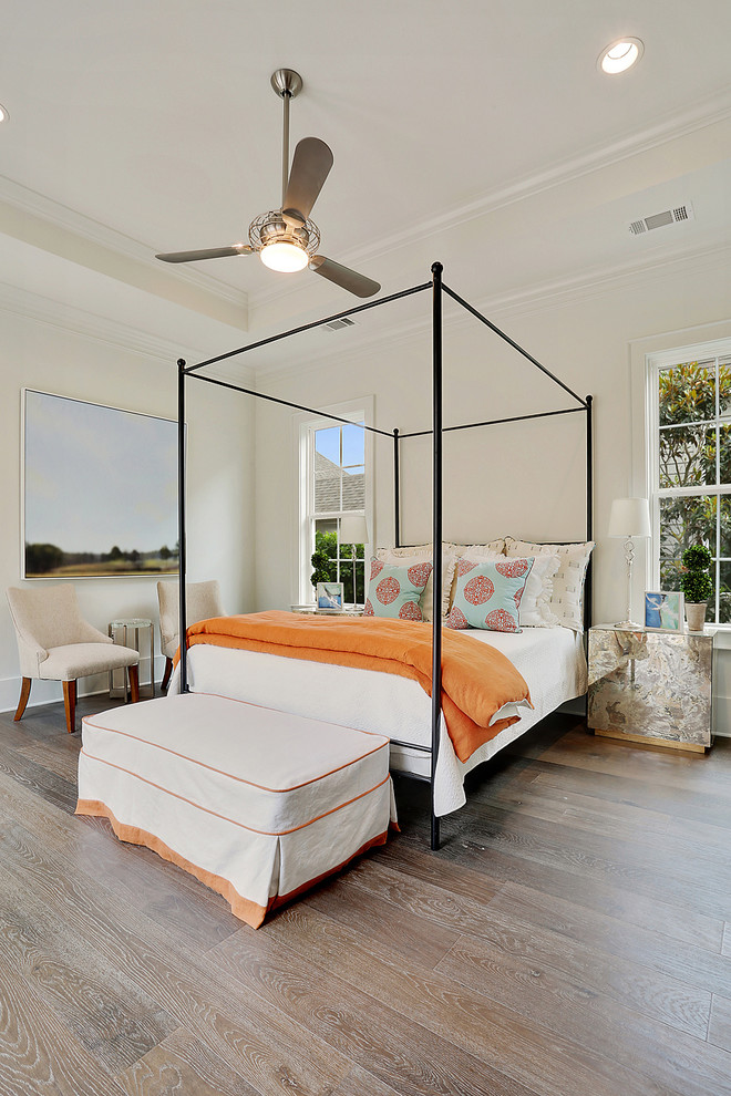 Стильный дизайн: хозяйская спальня в стиле неоклассика (современная классика) с белыми стенами и паркетным полом среднего тона - последний тренд