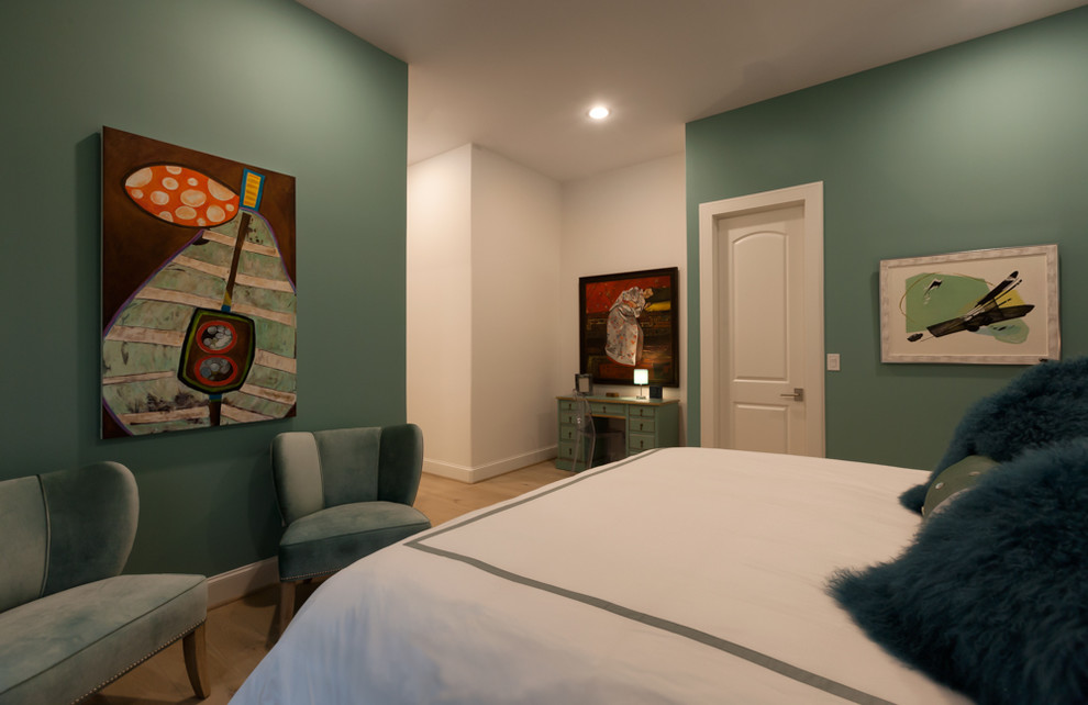 Exemple d'une petite chambre d'amis chic avec un mur bleu et parquet clair.