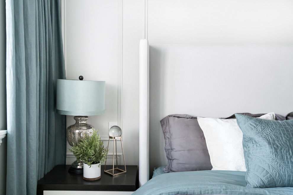 Идея дизайна: большая хозяйская спальня в стиле неоклассика (современная классика) с серыми стенами, паркетным полом среднего тона и серым полом без камина